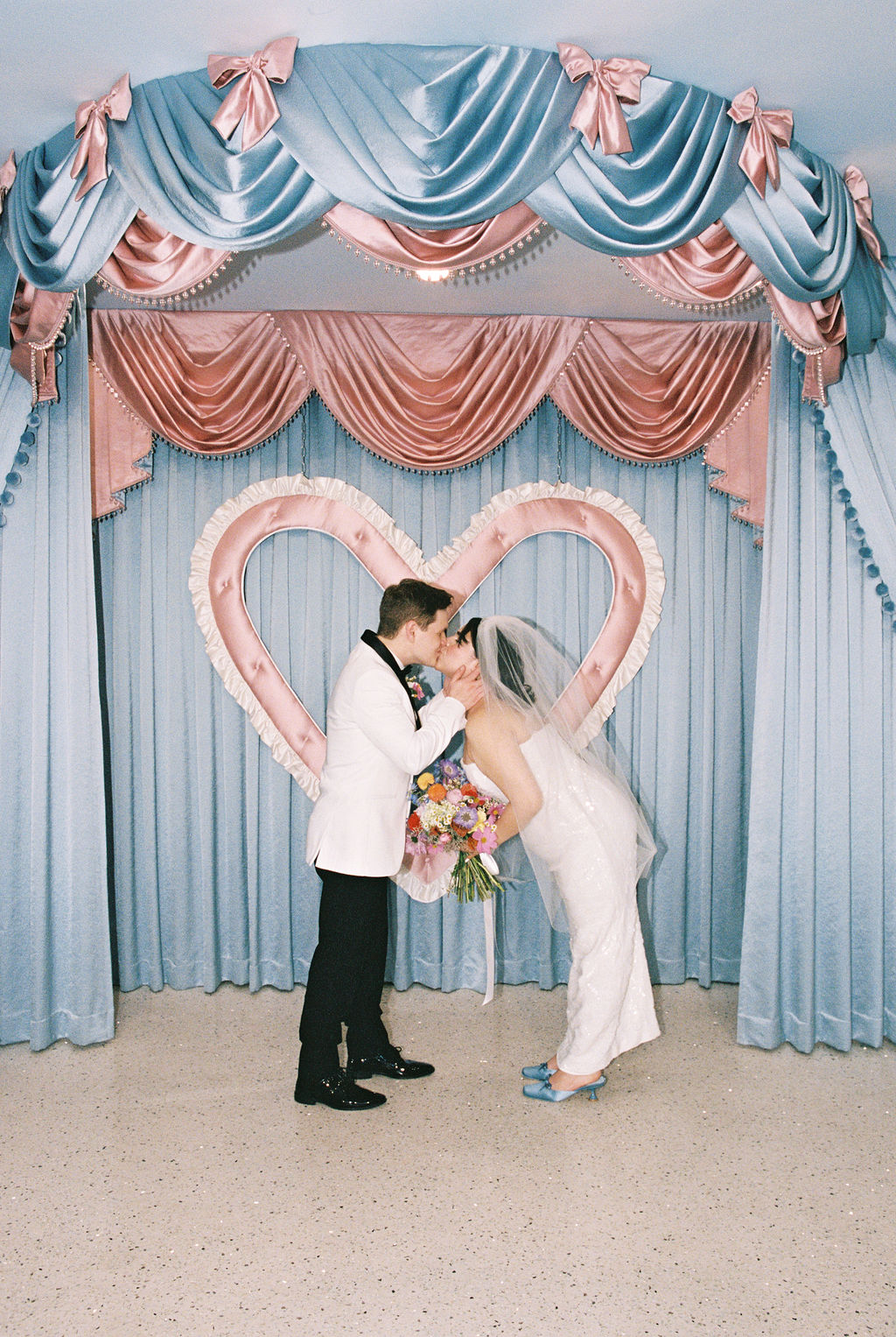 Couple kisses at playful Las Vegas elopement