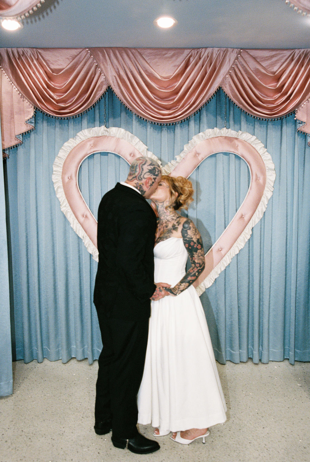 Alt couple kisses at their elopement